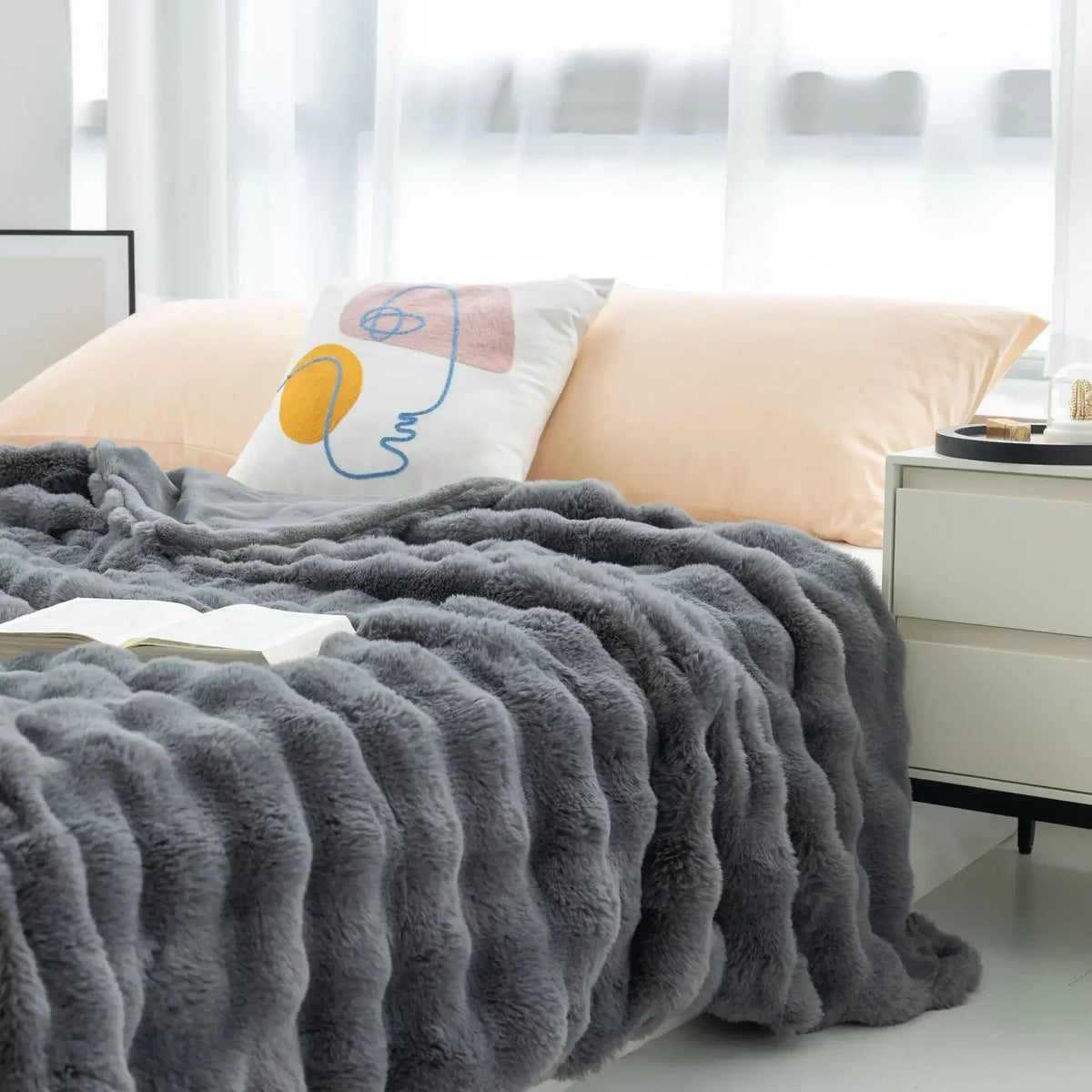 Reversible Faux Fur Throw Blanket – Double-Sided Fleece for Sofa, Bed & Couch in Gray, Beige & Pink