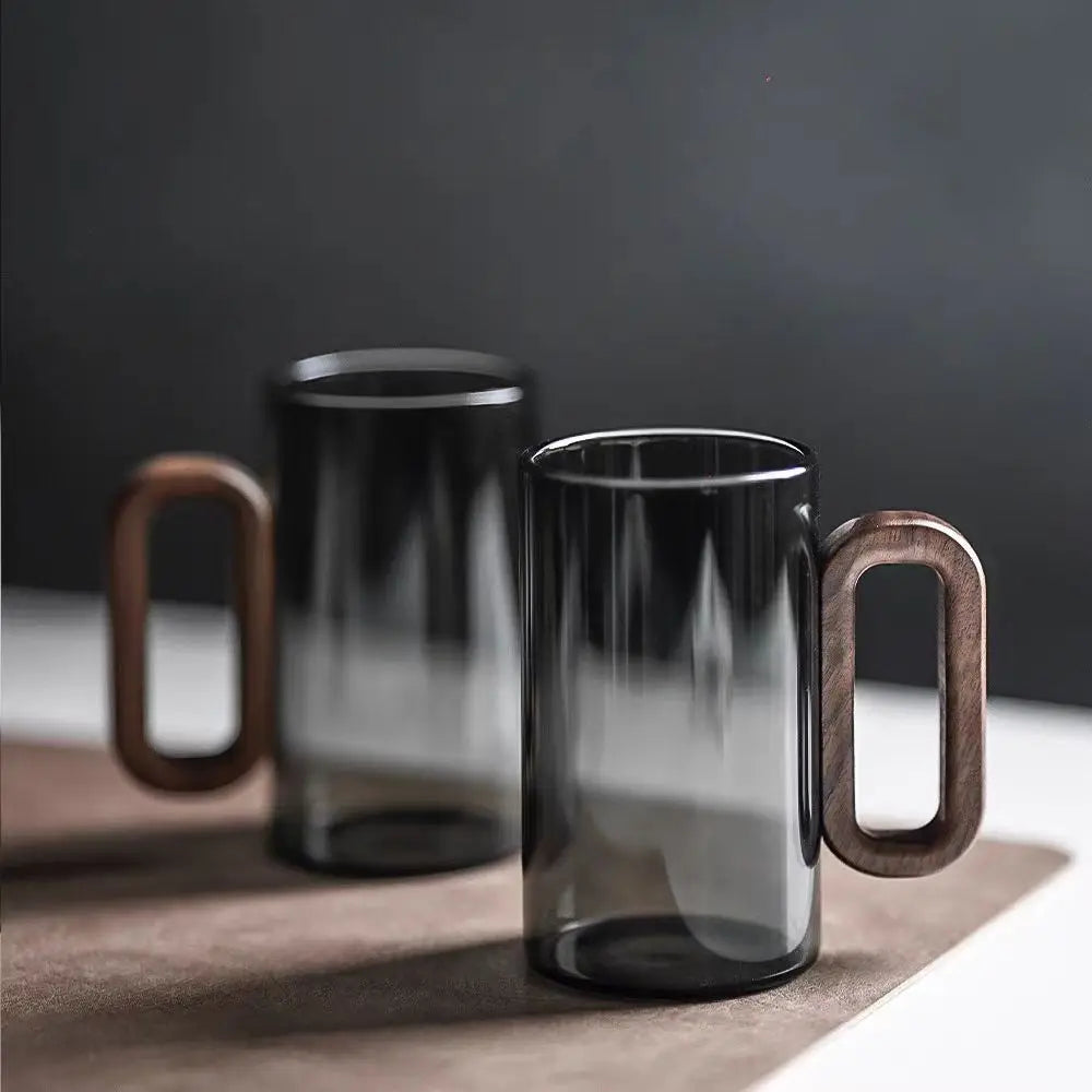 Hitzebeständiger Glasbecher mit Holzgriff für Tee, Kaffee & Saft, minimalistisches Trinkglas mit sanften Konturen für Küche, Esszimmer & Büro | Thomler