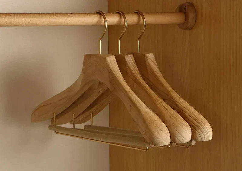 Premium-Kleiderbügel aus Holz mit 4 cm breiten Schultern und rutschfester Hosenstange – Kleiderbügel aus natürlichem Zimtholz für Sakkos und Mäntel | Thomler