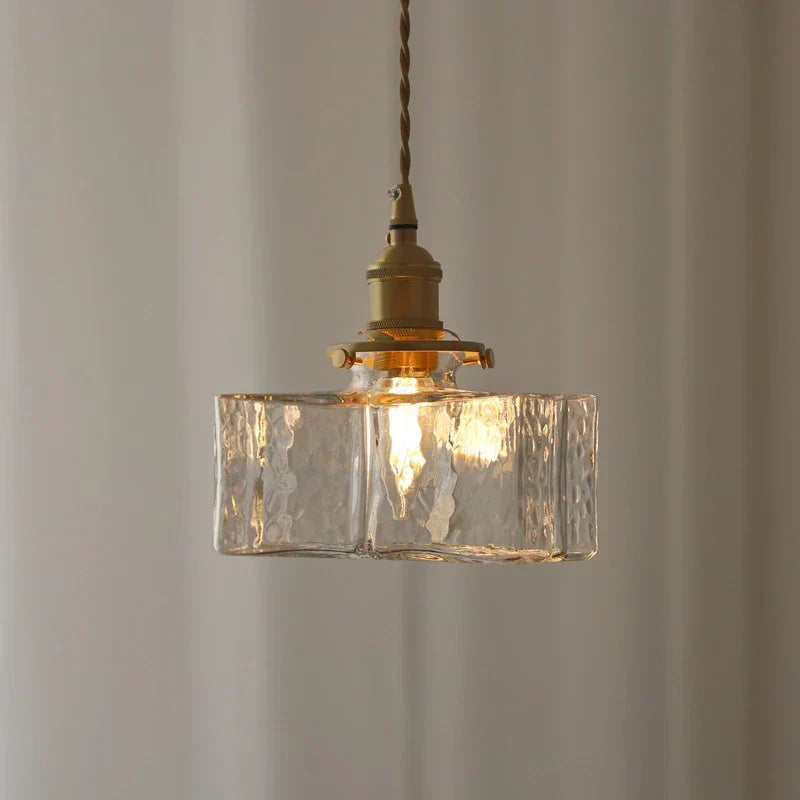 Hanglamp met geribbelde glazen bol en messing accenten voor eetkamers en entrees | Thomler