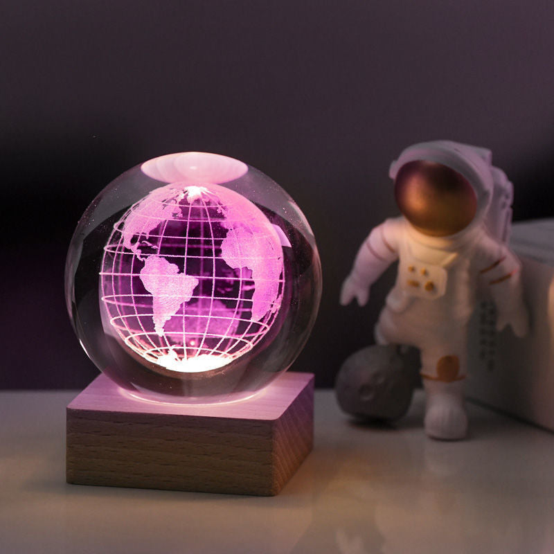 Kristallen bol LED-nachtlampje 6 cm 3D-gegraveerde accentlamp met houten voet USB-voeding voor slaapkamer kantoorbureau sfeerverlichting decoratieve verlichting | Thomler