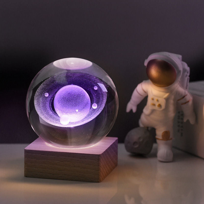 Kristallen bol LED-nachtlampje 6 cm 3D-gegraveerde accentlamp met houten voet USB-voeding voor slaapkamer kantoorbureau sfeerverlichting decoratieve verlichting | Thomler