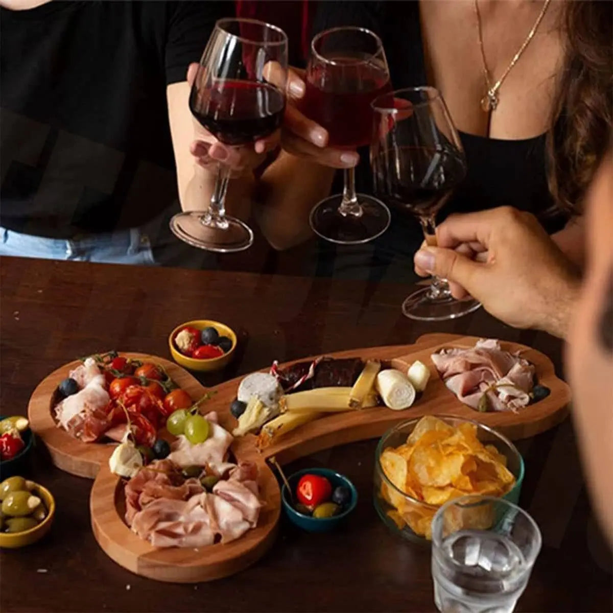 Houten borrelplank met vakjes voor kaas, snacks, hapjes en partyschalen, donkerhouten serveerblad voor spelletjesavond | Thomler