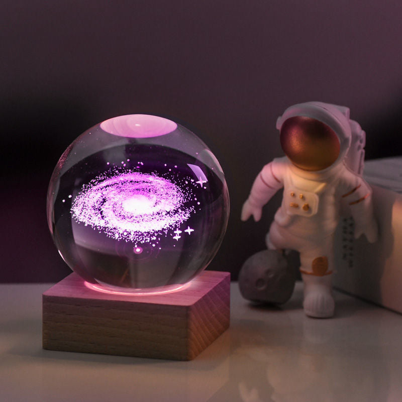 Kristallen bol LED-nachtlampje 6 cm 3D-gegraveerde accentlamp met houten voet USB-voeding voor slaapkamer kantoorbureau sfeerverlichting decoratieve verlichting | Thomler