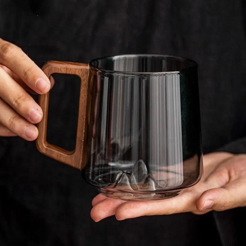 Alpin inspirierte Kaffeetasse aus Klarglas mit Holzgriff für Tee, Kaffee & Heißgetränke | Hitzebeständiges Borosilikatglas für Zuhause | Thomler
