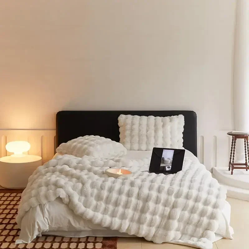 Plüschige Kunstfell-Wohndecke in neutralen Farbtönen für Sofa, Bett, Wohn- und Schlafzimmer | Thomler