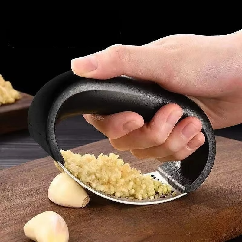 Knoblauchpresse mit Hebelmechanismus und ergonomischen Griffen, spülmaschinenfest