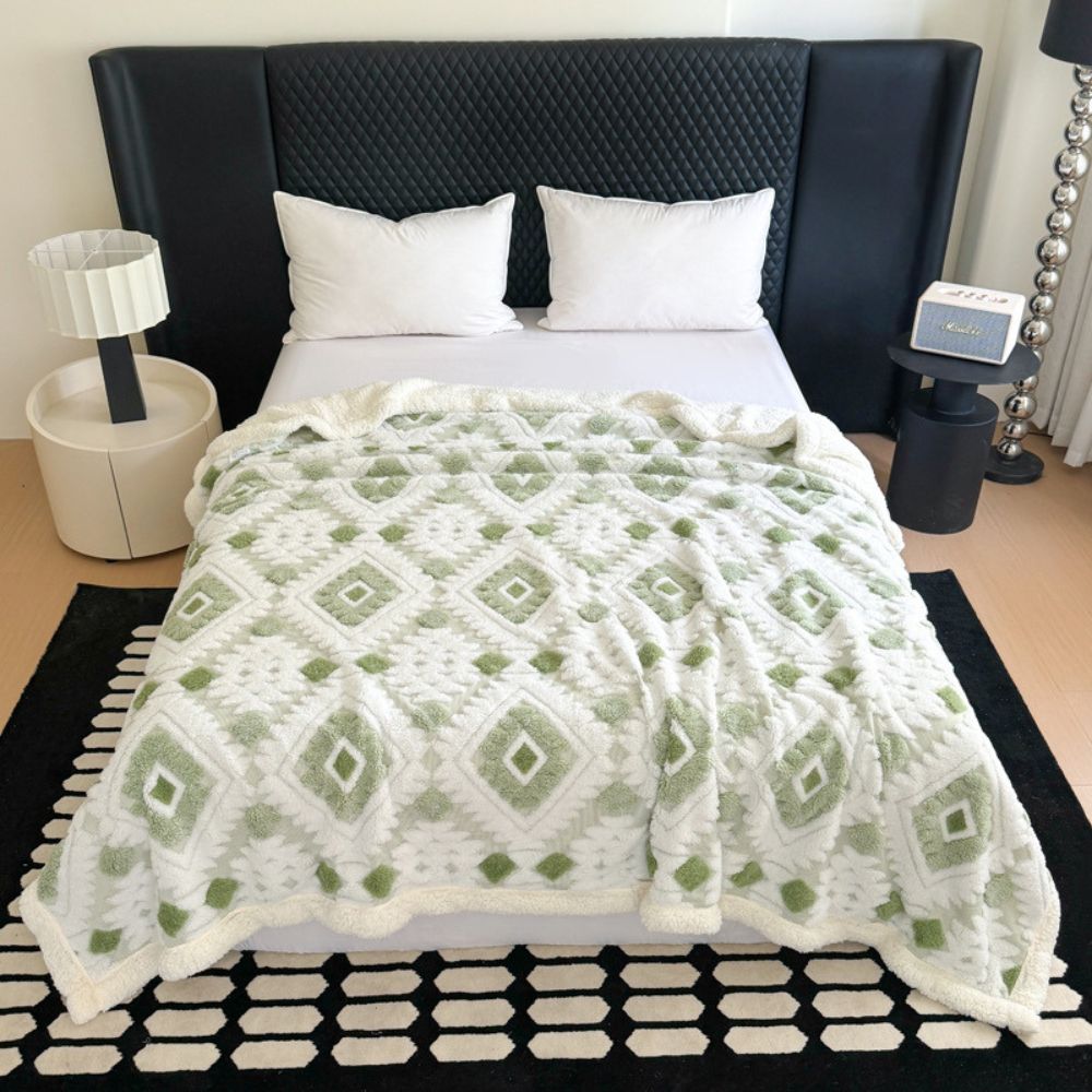 Diamond Pattern Two-Layer Microfiber Throw Blanket – Retro Style, Soft & Machine Washable for Bed, Couch & Chair