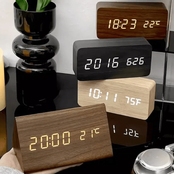 Despertador digital activado por sonido con pantalla LED y acabado en madera para dormitorio, oficina o mesita de noche, alimentación por pilas o USB, brillo ajustable | Thomler