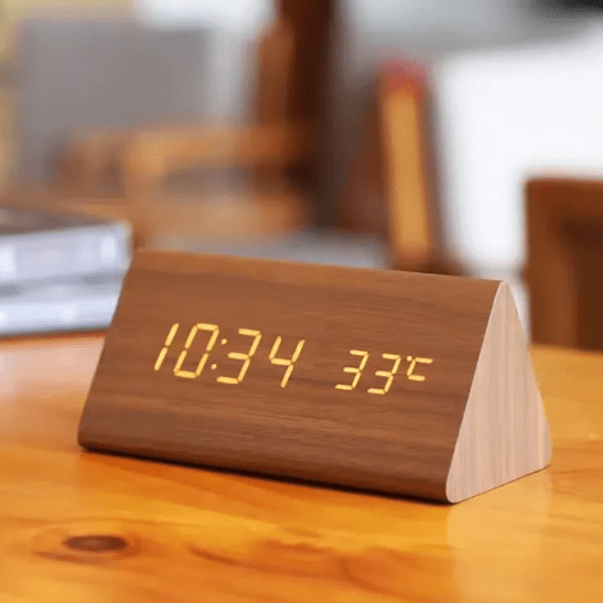 Despertador digital activado por sonido con pantalla LED y acabado en madera para dormitorio, oficina o mesita de noche, alimentación por pilas o USB, brillo ajustable | Thomler