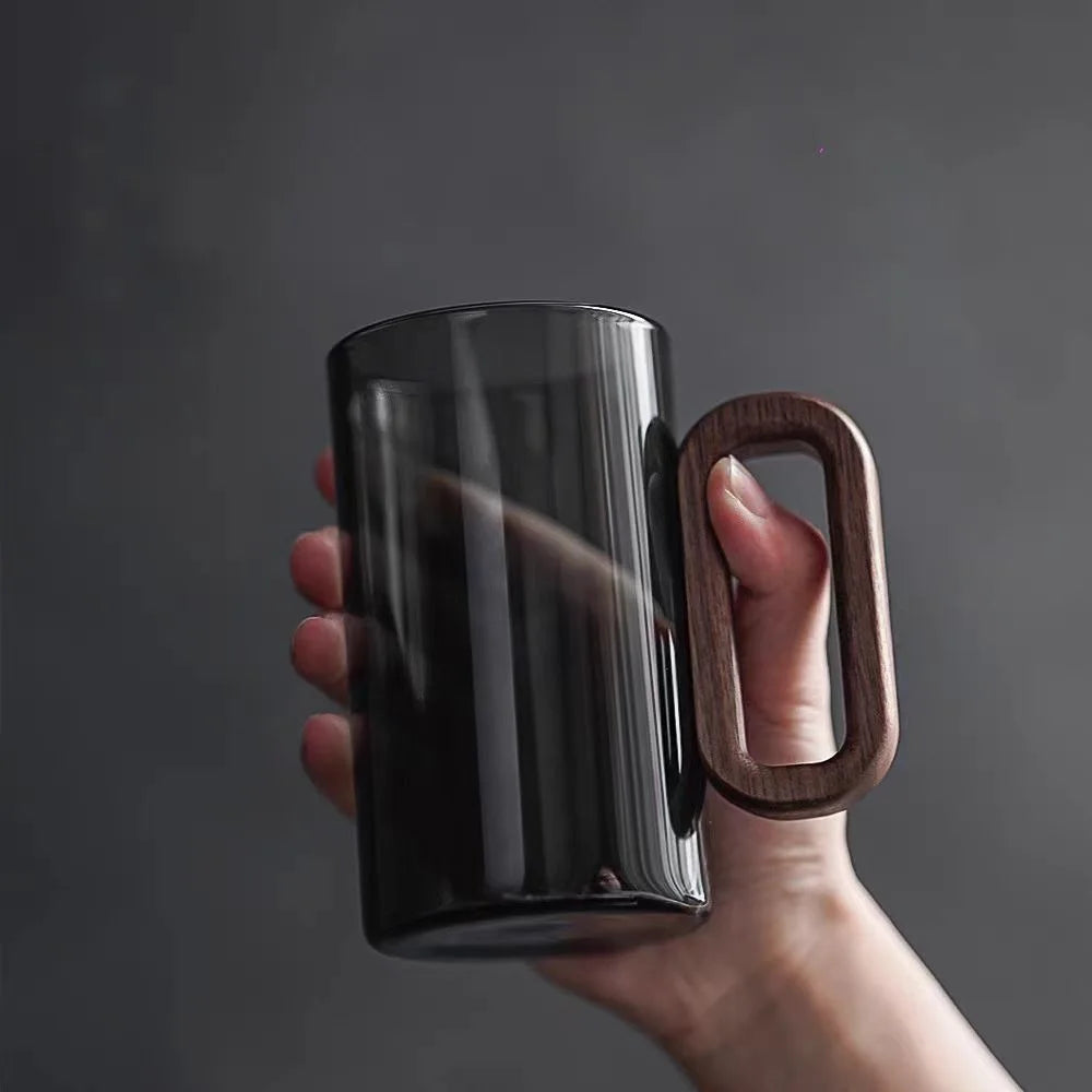 Hitzebeständiger Glasbecher mit Holzgriff für Tee, Kaffee & Saft, minimalistisches Trinkglas mit sanften Konturen für Küche, Esszimmer & Büro | Thomler