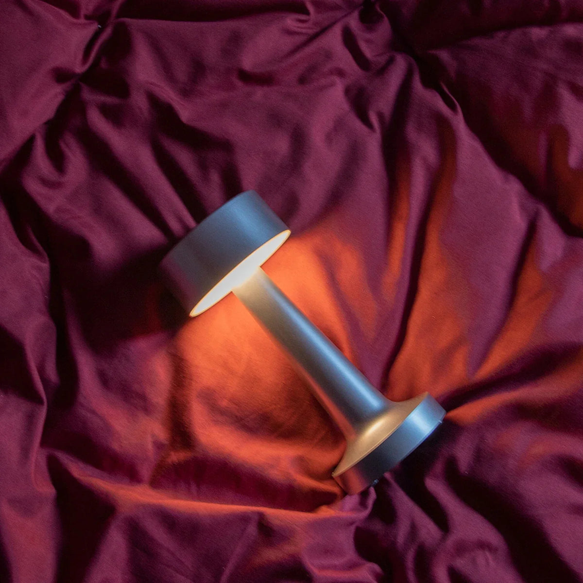 Lámpara de acento inalámbrica recargable con control táctil y brillo ajustable: lámpara de escritorio LED de hierro y acrílico para dormitorio, sala de estar y oficina | Thomler