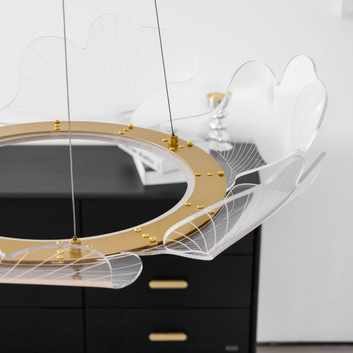 Lámpara colgante redonda con difusor de hojas acrílicas, 27 pulgadas, dorada, altura ajustable, LED para cocina, comedor, oficina, dormitorio, montaje empotrado moderno | Thomler