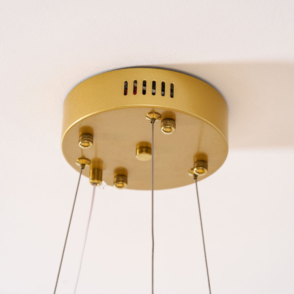 Lámpara colgante redonda con difusor de hojas acrílicas, 27 pulgadas, dorada, altura ajustable, LED para cocina, comedor, oficina, dormitorio, montaje empotrado moderno | Thomler