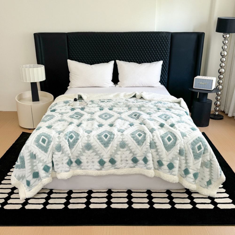 Diamond Pattern Two-Layer Microfiber Throw Blanket – Retro Style, Soft & Machine Washable for Bed, Couch & Chair