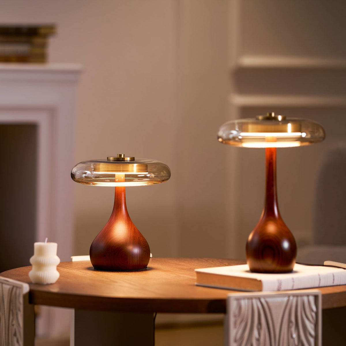 Lámpara de escritorio LED con pantalla de vidrio ámbar y base de madera natural para oficina en casa, dormitorio y mesa de noche | Temperatura de color ajustable 3000K-6000K | Thomler