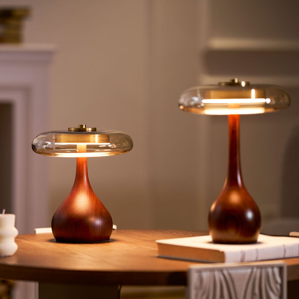 Lámpara de escritorio LED con pantalla de vidrio ámbar y base de madera natural para oficina en casa, dormitorio y mesa de noche | Temperatura de color ajustable 3000K-6000K | Thomler