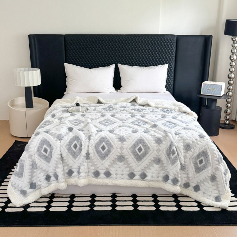 Diamond Pattern Two-Layer Microfiber Throw Blanket – Retro Style, Soft & Machine Washable for Bed, Couch & Chair