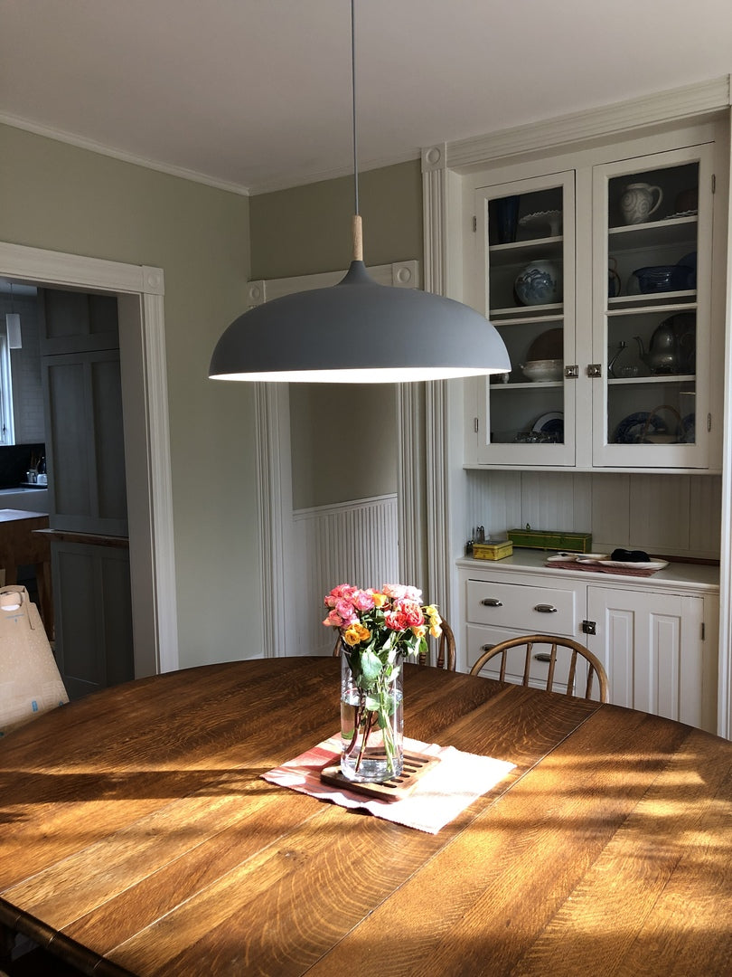 Hängeleuchte mit kuppelförmigem Schirm aus Holz & Metall, 35,6 cm, Pastell-Finish, für Kücheninsel, Esszimmer, Kinderzimmer, Arbeitsbereich, E27-Fassung, höhenverstellbares Kabel | Thomler