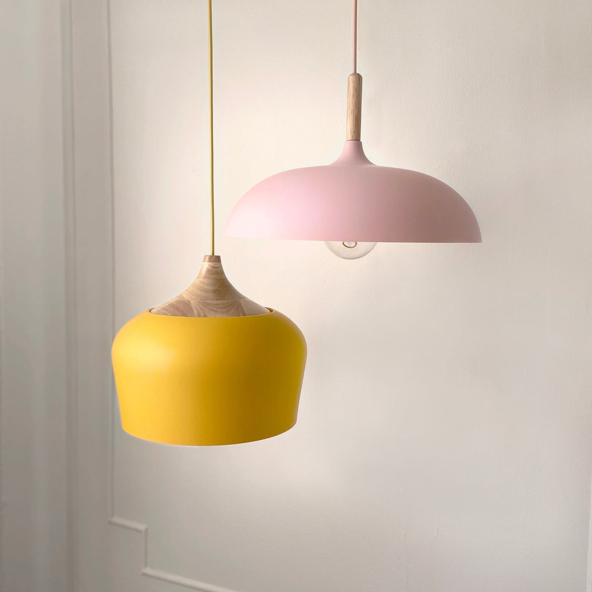 Hängeleuchte mit kuppelförmigem Schirm aus Holz & Metall, 35,6 cm, Pastell-Finish, für Kücheninsel, Esszimmer, Kinderzimmer, Arbeitsbereich, E27-Fassung, höhenverstellbares Kabel | Thomler
