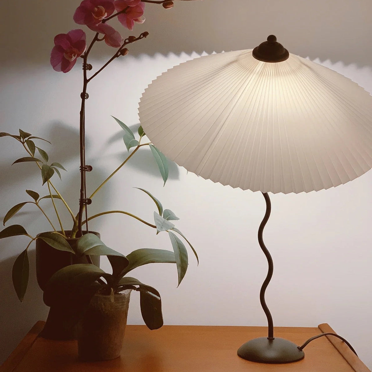 Sculptural Desk Lamp with Gathered Shade & Arc Base 17-inch Beige White Green Black Nightstand Light for Bedroom Living Room Accent | Thomler