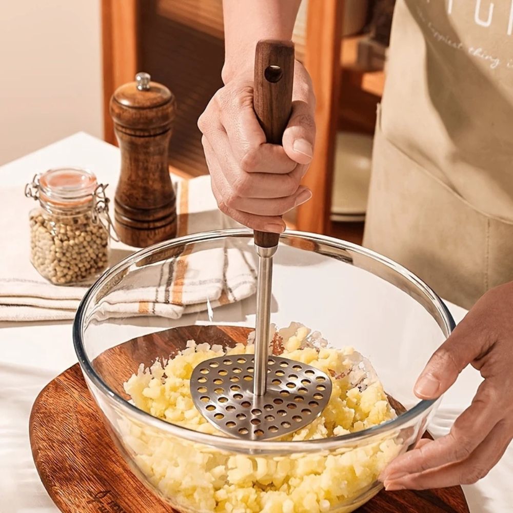Manual Vegetable Masher with Wood Grip – Heavy-Duty Steel Press for Potatoes, Pumpkin, Avocado & Soft Produce – Ergonomic Kitchen Utensil | Thomler