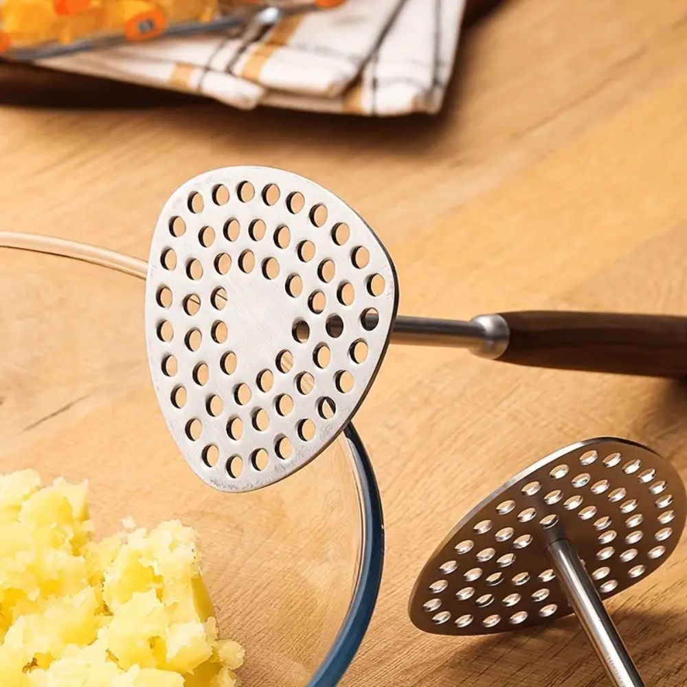 Manual Vegetable Masher with Wood Grip – Heavy-Duty Steel Press for Potatoes, Pumpkin, Avocado & Soft Produce – Ergonomic Kitchen Utensil | Thomler