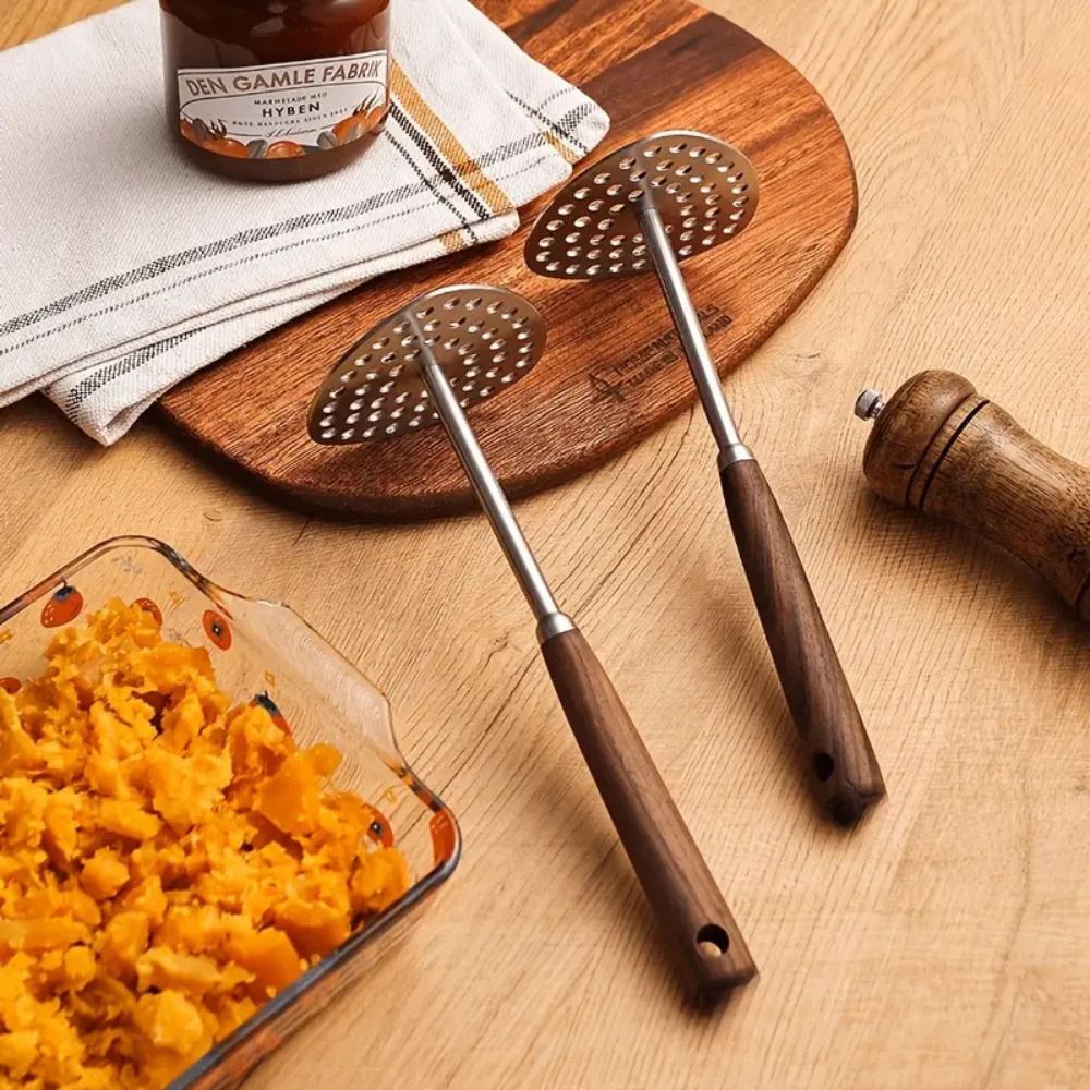 Manual Vegetable Masher with Wood Grip – Heavy-Duty Steel Press for Potatoes, Pumpkin, Avocado & Soft Produce – Ergonomic Kitchen Utensil | Thomler