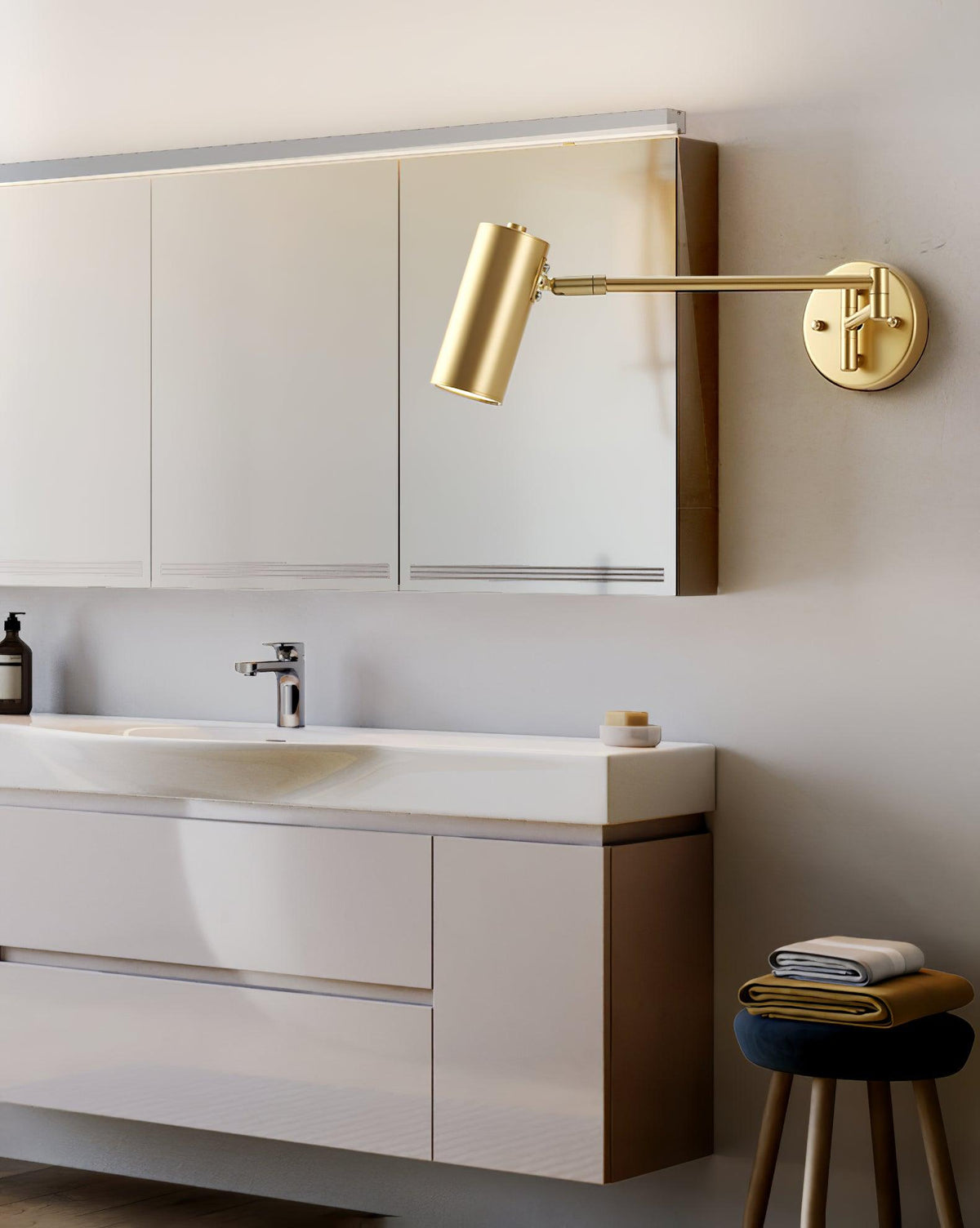 Aplique de pared LED con brazo giratorio y soporte extensible para dormitorio, pasillo, rincón de lectura e iluminación de tareas. Lámpara moderna regulable, oro y negro | Thomler