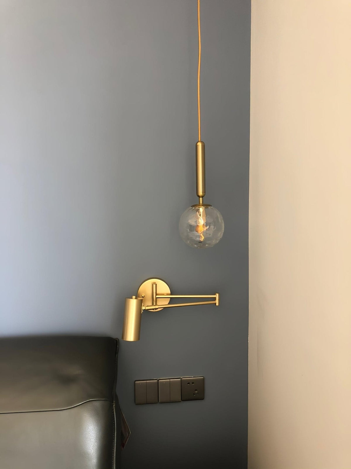 Aplique de pared LED con brazo giratorio y soporte extensible para dormitorio, pasillo, rincón de lectura e iluminación de tareas. Lámpara moderna regulable, oro y negro | Thomler