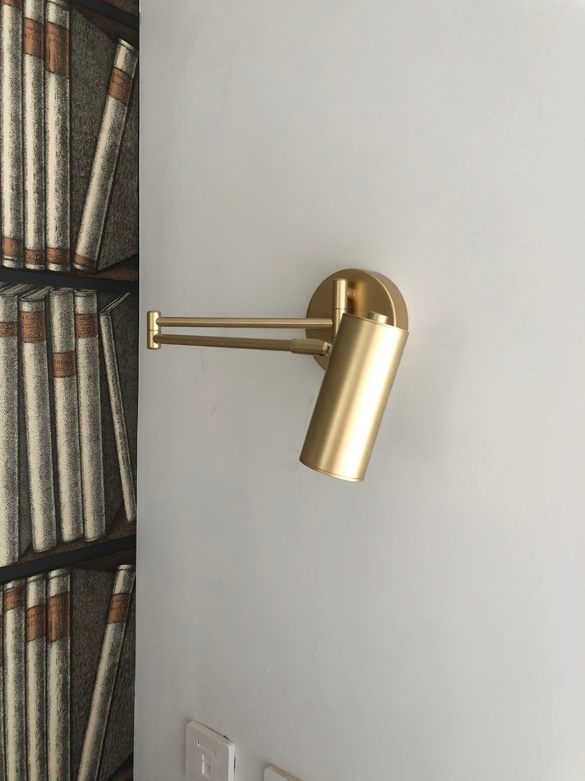 Aplique de pared LED con brazo giratorio y soporte extensible para dormitorio, pasillo, rincón de lectura e iluminación de tareas. Lámpara moderna regulable, oro y negro | Thomler