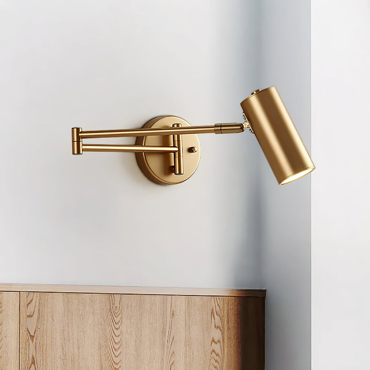 Aplique de pared LED con brazo giratorio y soporte extensible para dormitorio, pasillo, rincón de lectura e iluminación de tareas. Lámpara moderna regulable, oro y negro | Thomler