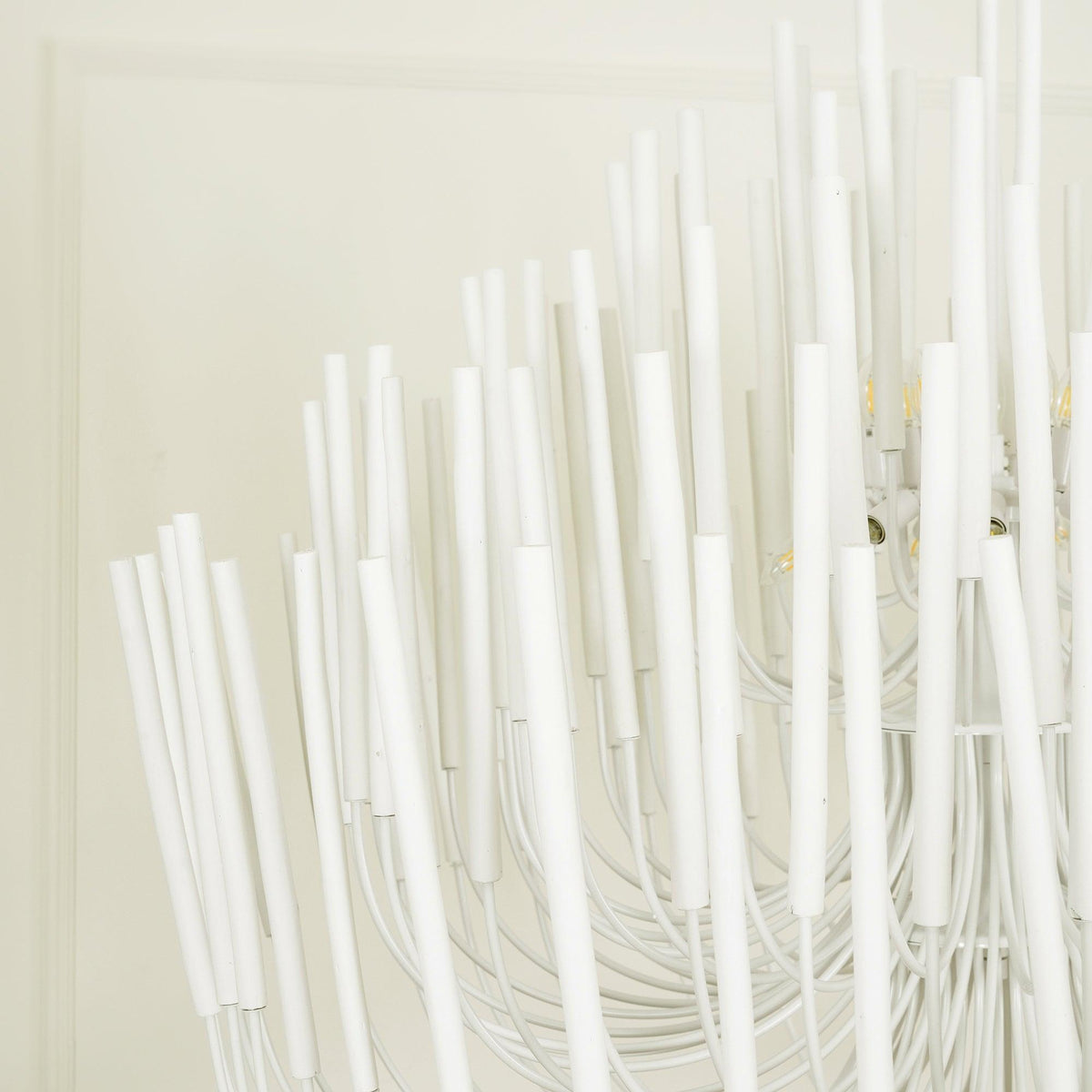Ronde gelaagde plafondlamp van hout en metaal voor eetkamer, woonkamer en slaapkamer – Verstelbare hanglamp met whitewash afwerking – 6 tot 18 armen | Thomler