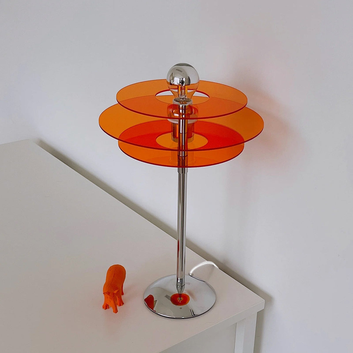 Skulpturale Acryl-Akzentleuchte mit LED-Kompatibilität – 9 Zoll geometrische Nachttischlampe für Schlafzimmer, Büro, Lesen – Modernes Stapeldesign U | Thomler
