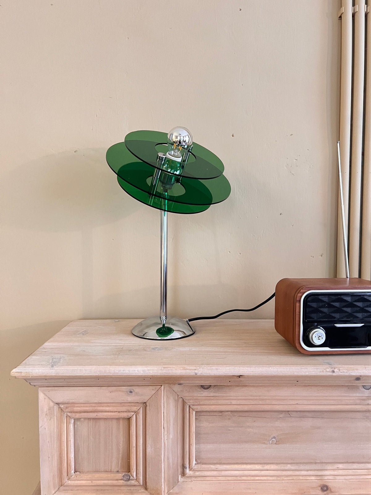 Skulpturale Acryl-Akzentleuchte mit LED-Kompatibilität – 9 Zoll geometrische Nachttischlampe für Schlafzimmer, Büro, Lesen – Modernes Stapeldesign U | Thomler