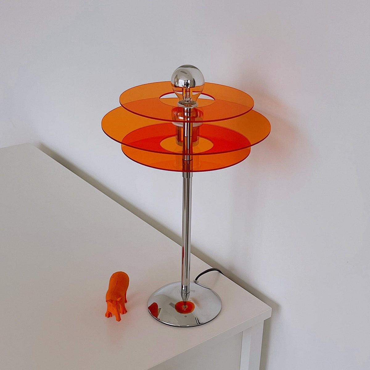 Skulpturale Acryl-Akzentleuchte mit LED-Kompatibilität – 9 Zoll geometrische Nachttischlampe für Schlafzimmer, Büro, Lesen – Modernes Stapeldesign U | Thomler