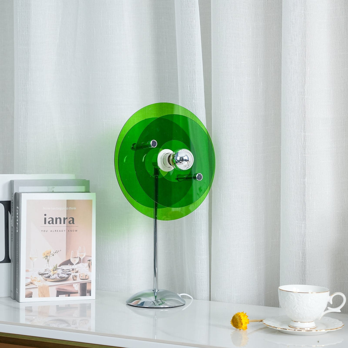 Skulpturale Acryl-Akzentleuchte mit LED-Kompatibilität – 9 Zoll geometrische Nachttischlampe für Schlafzimmer, Büro, Lesen – Modernes Stapeldesign U | Thomler