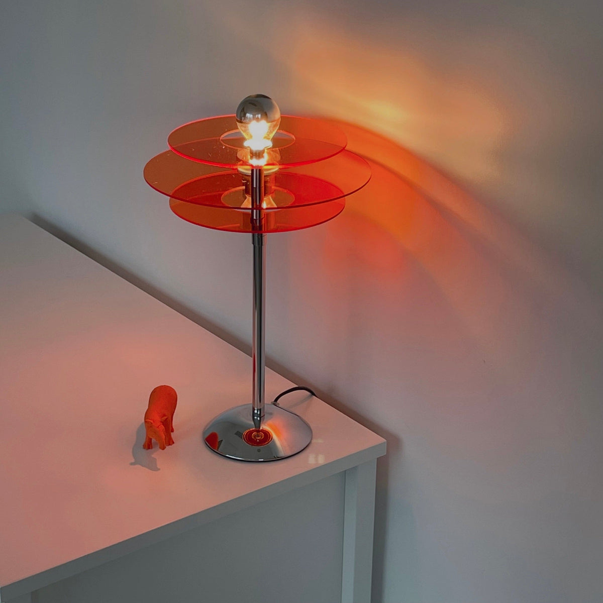 Skulpturale Acryl-Akzentleuchte mit LED-Kompatibilität – 9 Zoll geometrische Nachttischlampe für Schlafzimmer, Büro, Lesen – Modernes Stapeldesign U | Thomler