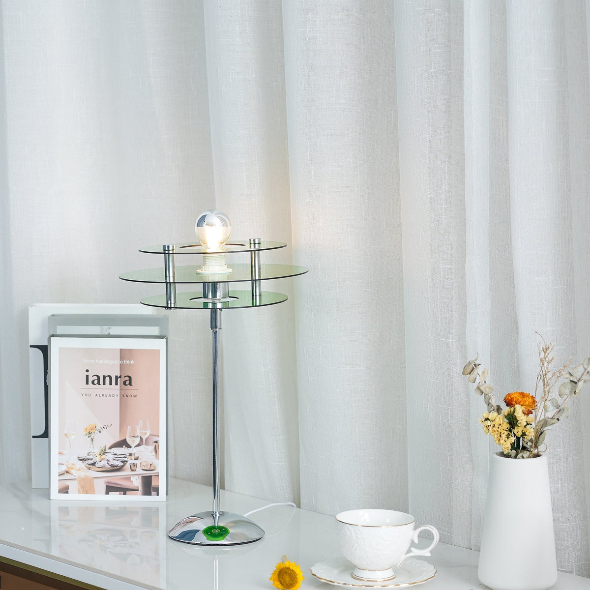Skulpturale Acryl-Akzentleuchte mit LED-Kompatibilität – 9 Zoll geometrische Nachttischlampe für Schlafzimmer, Büro, Lesen – Modernes Stapeldesign U | Thomler