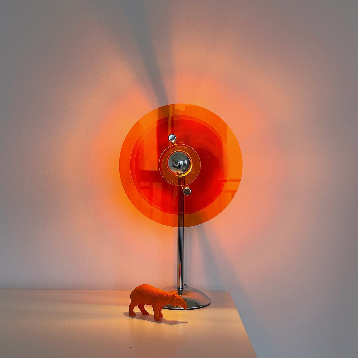Skulpturale Acryl-Akzentleuchte mit LED-Kompatibilität – 9 Zoll geometrische Nachttischlampe für Schlafzimmer, Büro, Lesen – Modernes Stapeldesign U | Thomler