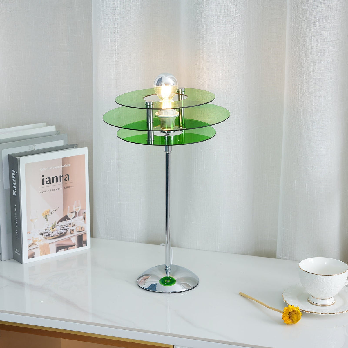 Skulpturale Acryl-Akzentleuchte mit LED-Kompatibilität – 9 Zoll geometrische Nachttischlampe für Schlafzimmer, Büro, Lesen – Modernes Stapeldesign U | Thomler