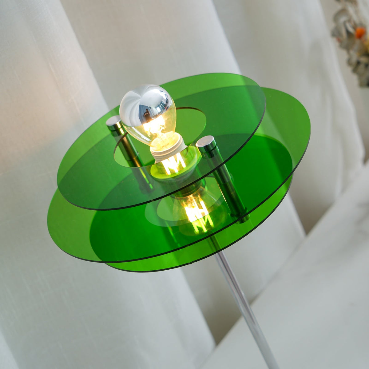Skulpturale Acryl-Akzentleuchte mit LED-Kompatibilität – 9 Zoll geometrische Nachttischlampe für Schlafzimmer, Büro, Lesen – Modernes Stapeldesign U | Thomler