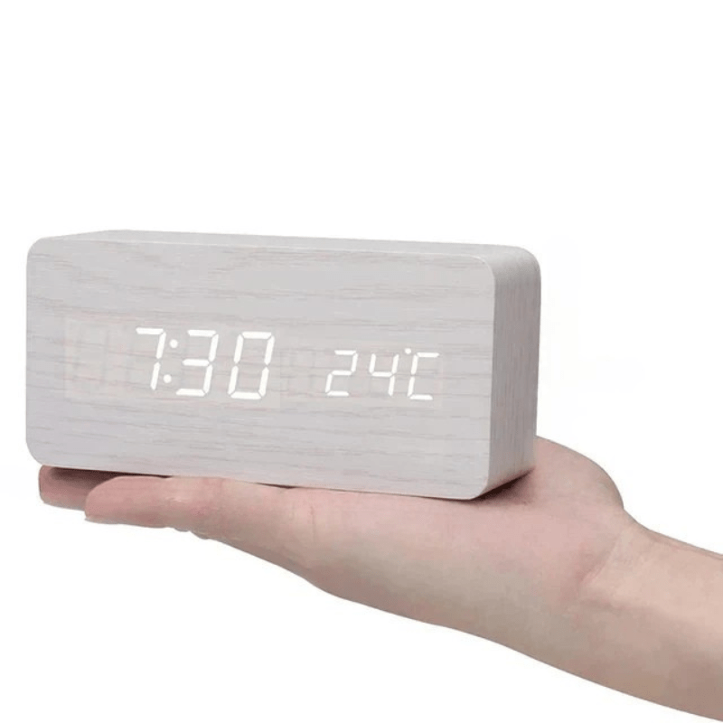 Despertador digital activado por sonido con pantalla LED y acabado en madera para dormitorio, oficina o mesita de noche, alimentación por pilas o USB, brillo ajustable | Thomler