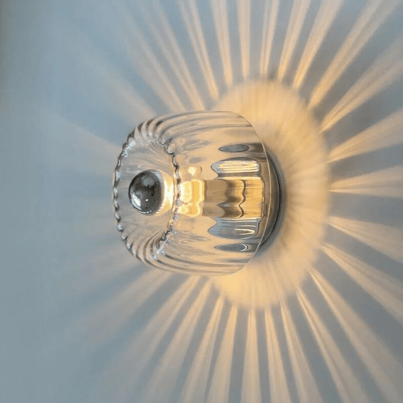 Geriffelte Wandleuchte, E14-Fassung, klarer Schirm, Metallrahmen, Nachttisch-Flur-Wandfluter, modernes, minimalistisches Ambient-Licht für Schlafzimmer, Eingangsbereich, Wohnzimmer | Thomler