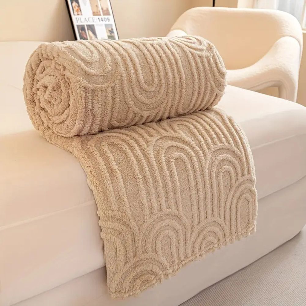 Textured Throw Blanket with Curved Relief Design – Soft Microfiber for Couch & Bed