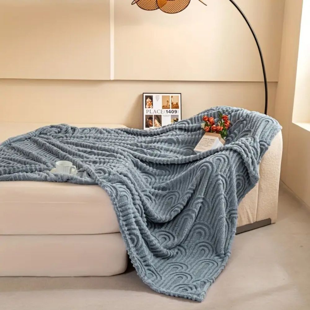 Textured Throw Blanket with Curved Relief Design – Soft Microfiber for Couch & Bed