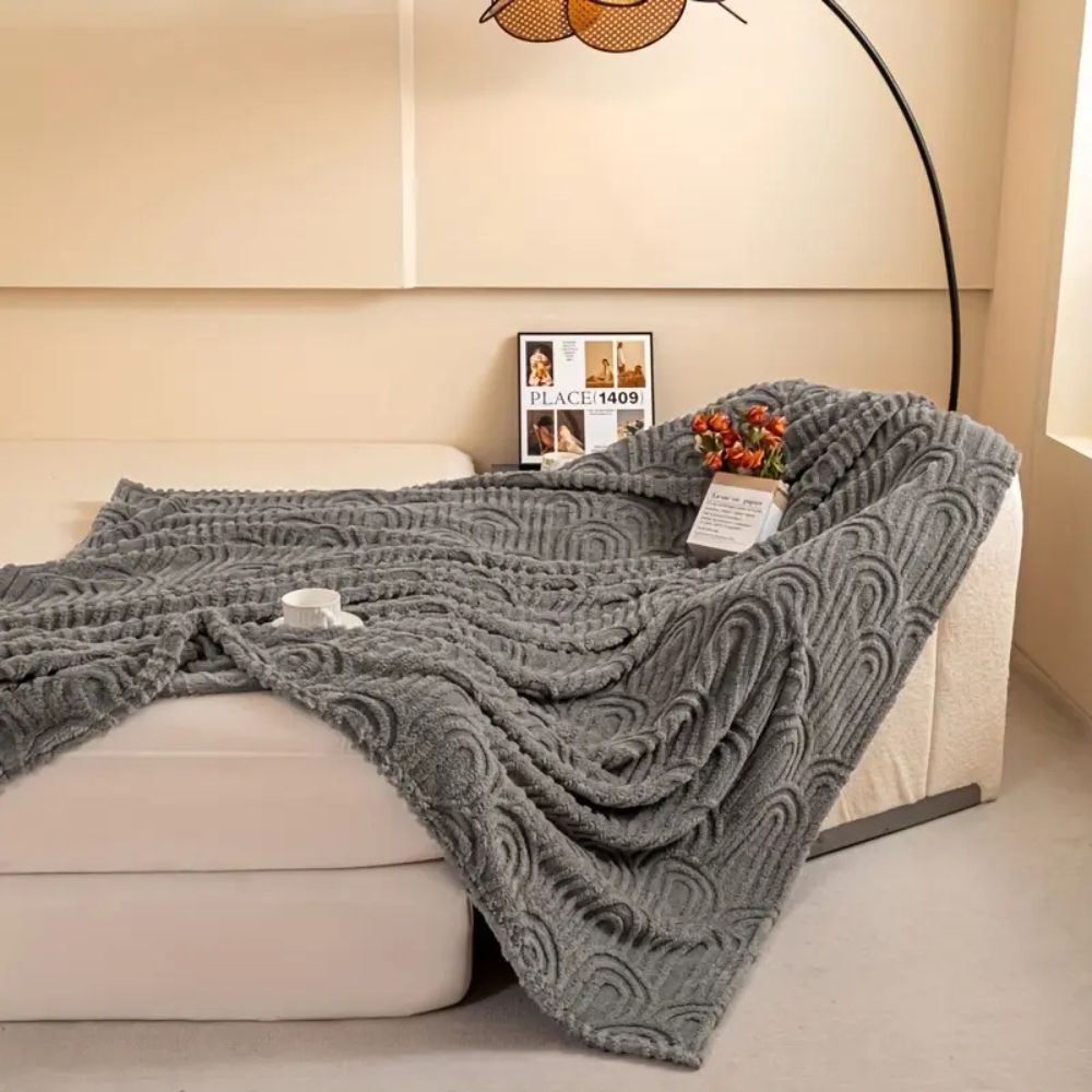 Textured Throw Blanket with Curved Relief Design – Soft Microfiber for Couch & Bed