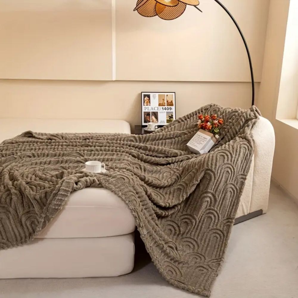 Textured Throw Blanket with Curved Relief Design – Soft Microfiber for Couch & Bed