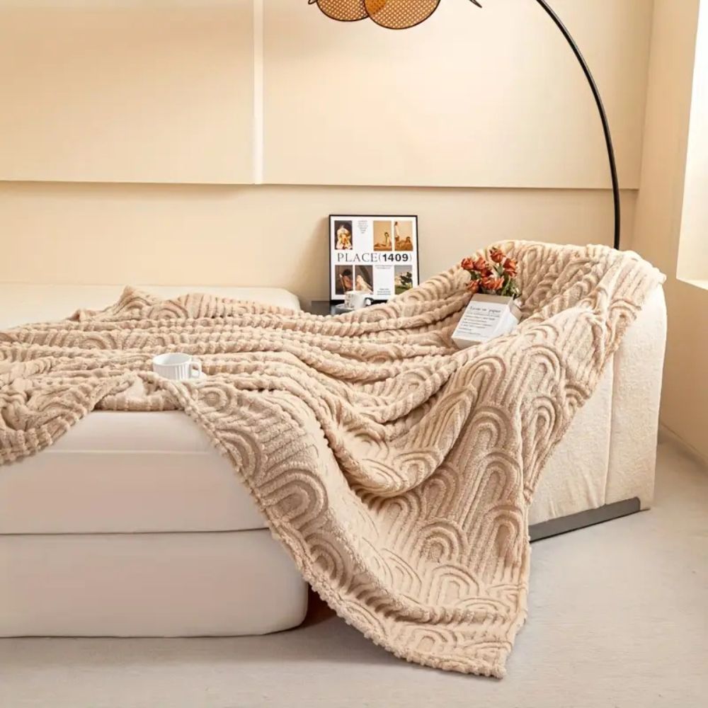 Textured Throw Blanket with Curved Relief Design – Soft Microfiber for Couch & Bed