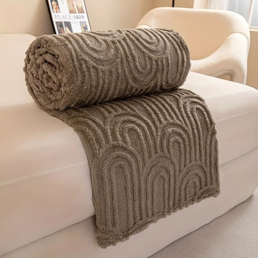 Textured Throw Blanket with Curved Relief Design – Soft Microfiber for Couch & Bed